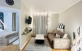 Proche Chateau De Versailles Avec Balcon Vu Sur Une Foret Et Parking Gratuit Pour 5 Personnes Maximum